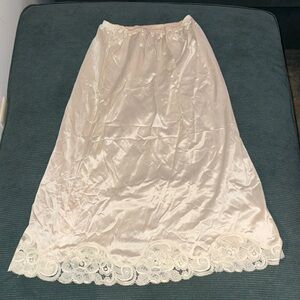 Vanity Fair vintage Ivory Cream Lace Trim half Slip size XS